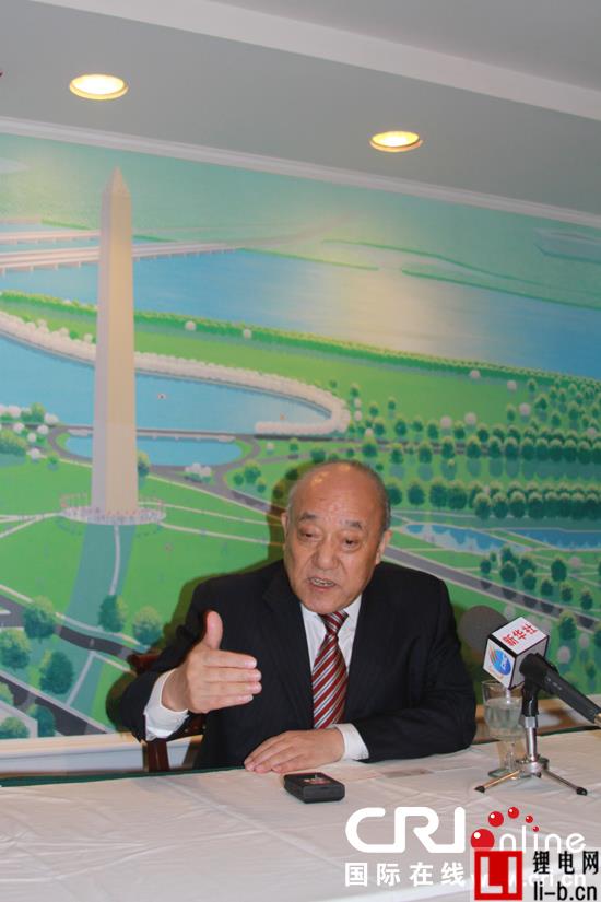 萬向集團董事局主席魯冠球向記者介紹情況
