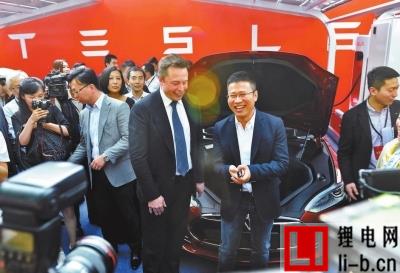 特斯拉首批新車昨交付 馬斯克親手交鑰匙