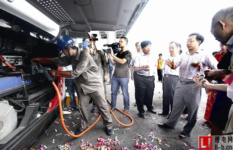 馬凱“喊話”充電樁開閘 電動(dòng)汽車反割據(jù)