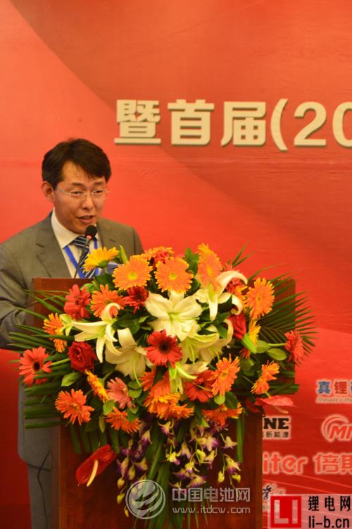中國電池網創始人、CEO于清教在中國移動電源行業年度品牌頒獎論壇上