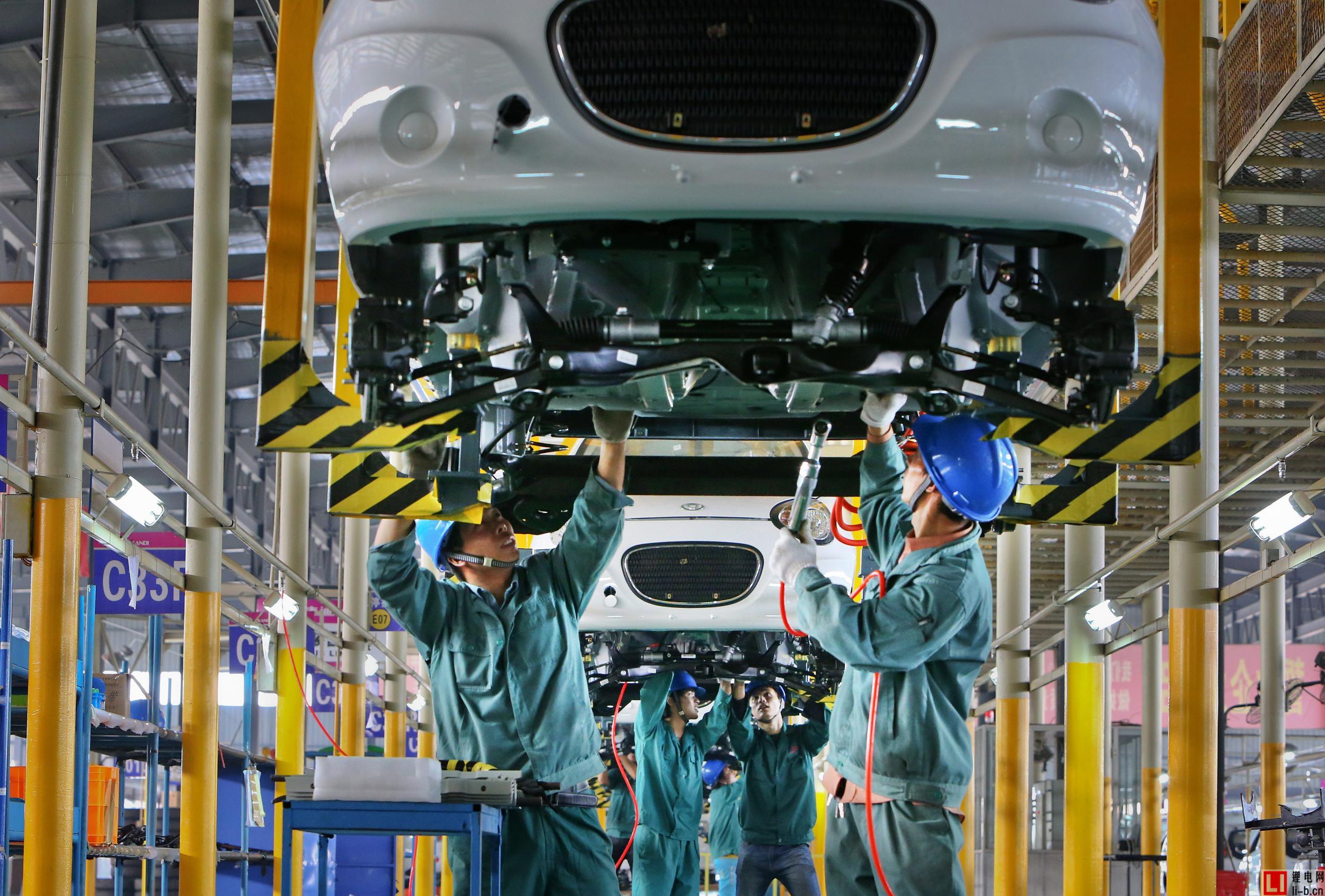 新能源汽車產(chǎn)銷量井噴 資本高燒補貼降溫