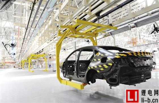 一年內(nèi)超兩千億資金投入：躁動新能源汽車投資熱
