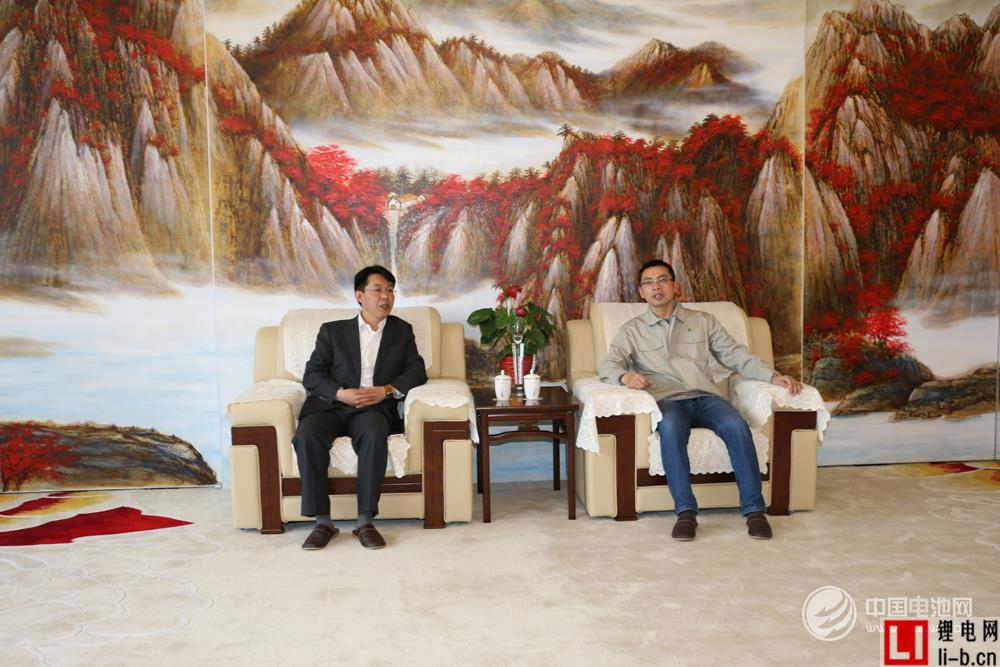 杉杉能源總經理彭文杰與中國電池網CEO于清教合影