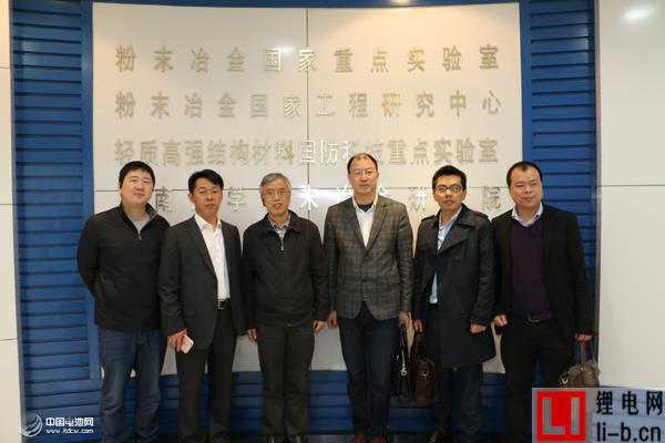鋰電新能源產(chǎn)業(yè)鏈調(diào)研團(tuán)一行與化學(xué)電源與材料研究所所長(zhǎng)/教授唐有根合影