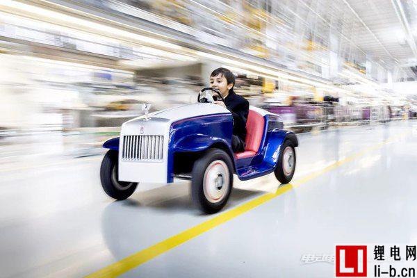 孩子開著純電勞斯萊斯就診 到底是怎么回事？