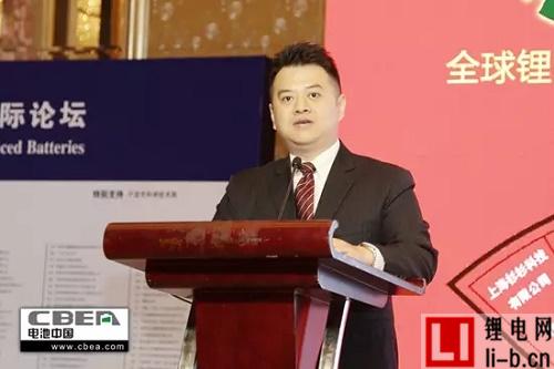 圖為臺灣電池協會副秘書長呂學隆發表演講