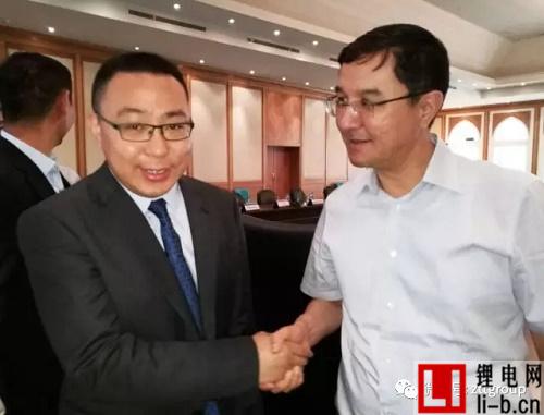 薛馳總裁與烏茲別克斯坦副總理Kuchkarov親切握手