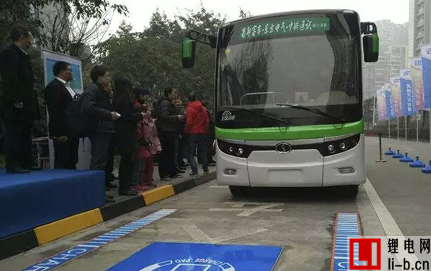 邊開車邊充電 解密巴黎百米充電跑道黑科技