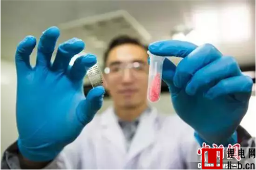 新型分子鐵電材料竟能通過拉升和擠壓發電
