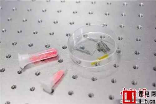新型分子鐵電材料竟能通過拉升和擠壓發電