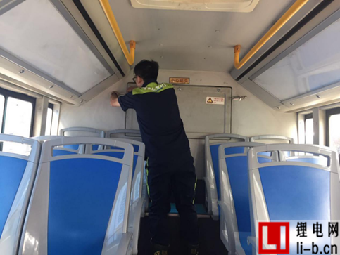 銀隆新能源團隊在給公交車檢驗安全