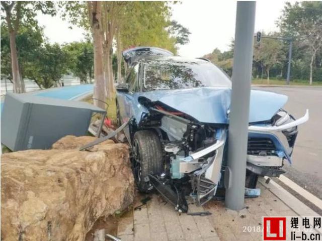 蔚來碰撞車輛.jpg