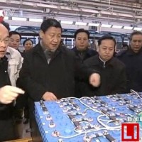 習(xí)近平在湖北調(diào)研時(shí)參觀中航鋰電電池產(chǎn)品