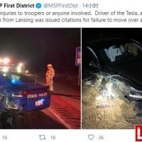 特斯拉開啟輔助駕駛卻撞上路邊警車